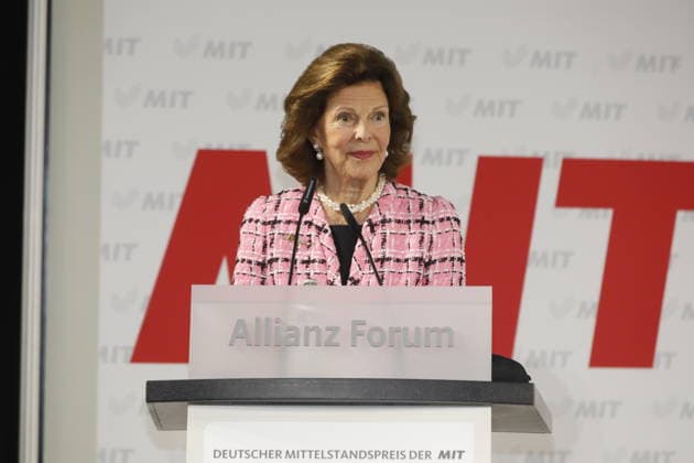 Königin Silvia von Schweden bei der Verleihung des Sonderpreises des Deutschen Mittelstandspreis der MIT an Königin Silvia von Schweden im Allianz Forum am Brandenburger Tor. Berlin, 25.11.2025 Copyright: xMatthiasxWehnertx