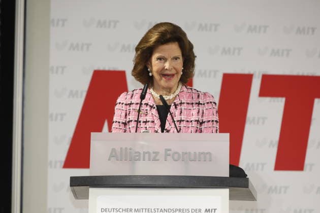 Königin Silvia von Schweden bei der Verleihung des Sonderpreises des Deutschen Mittelstandspreis der MIT an Königin Silvia von Schweden im Allianz Forum am Brandenburger Tor. Berlin, 25.11.2025 Copyright: xMatthiasxWehnertx