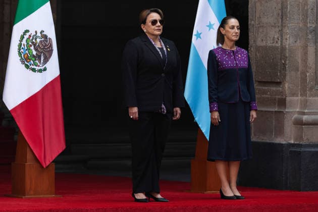 November 25, 2025, Mexico City, Mexico: Mexican President CLAUDIA SHEINBAUM PARDO, received her Honduran counterpart, XIOMARA CASTRO, at the National Palace. Mexico City Mexico - ZUMAl178 20251125_znp_l178_046 Copyright: xCristianxLeyvax