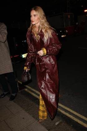 LONDON, ENGLAND - NOVEMBER 25: Rosie Huntington-Whiteley pictured at the unveiling of the Burberry and Claridge s 2025 Christmas Tree at Claridge s Hotel on November 25, 2025 in London, England Byline: Smart Pictures Think Pictures think Smart GOT A TIP STORY? CALL OR E-MAIL TEAM SMART, Credit:Ed Avalon  Copyright: xEdx xAvalonx 1054606378