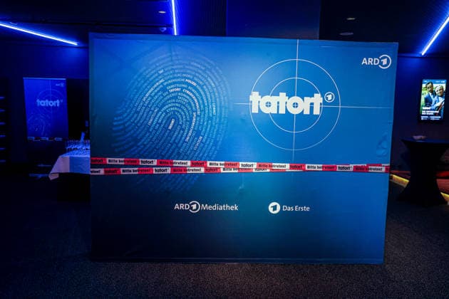 Premiere Münster-Tatort. Pressetermin zur Premiere des neuen ;Münster-Tatort Die Erfindung des Rades. Die Ausstrahlung ist am 7. Dezember im Ersten und der ARD Mediathek. Logo des Krimiserie Tatort. Münster, Nordrhein-Westfalen, DEU, Deutschland, 25.11.2025