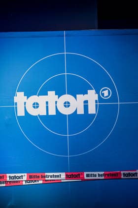 Premiere Münster-Tatort. Pressetermin zur Premiere des neuen ;Münster-Tatort Die Erfindung des Rades. Die Ausstrahlung ist am 7. Dezember im Ersten und der ARD Mediathek. Logo des Krimiserie Tatort. Münster, Nordrhein-Westfalen, DEU, Deutschland, 25.11.2025