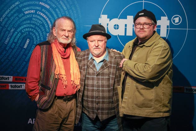 Premiere Münster-Tatort. Pressetermin zur Premiere des neuen ;Münster-Tatort Die Erfindung des Rades. Die Ausstrahlung ist am 7. Dezember im Ersten und der ARD Mediathek. Claus D. Clausnitzer, als Herbert Vaddern, Axel Prahl, als Frank Thiel und Björn Meyer, als Mirko Schrader. Thiel. Münster, Nordrhein-Westfalen, DEU, Deutschland, 25.11.2025