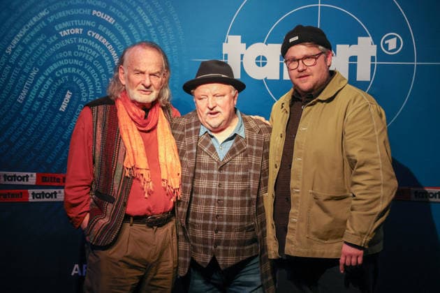 Premiere Münster-Tatort. Pressetermin zur Premiere des neuen ;Münster-Tatort Die Erfindung des Rades. Die Ausstrahlung ist am 7. Dezember im Ersten und der ARD Mediathek. Claus D. Clausnitzer, als Herbert Vaddern, Axel Prahl, als Frank Thiel und Björn Meyer, als Mirko Schrader. Thiel. Münster, Nordrhein-Westfalen, DEU, Deutschland, 25.11.2025