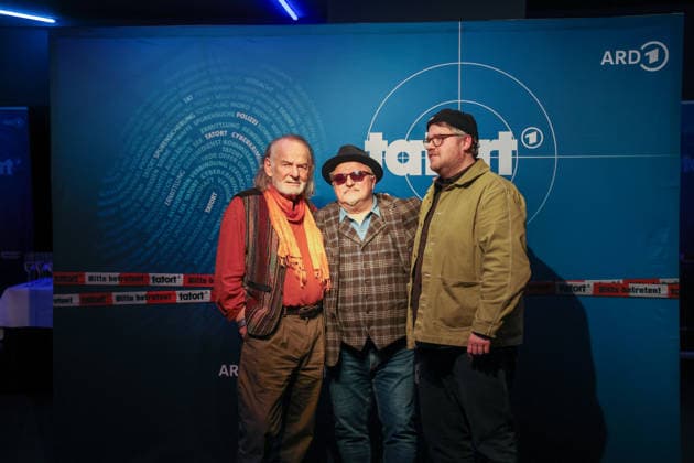 Premiere Münster-Tatort. Pressetermin zur Premiere des neuen ;Münster-Tatort Die Erfindung des Rades. Die Ausstrahlung ist am 7. Dezember im Ersten und der ARD Mediathek. Claus D. Clausnitzer, als Herbert Vaddern, Axel Prahl, als Frank Thiel und Björn Meyer, als Mirko Schrader. Thiel. Münster, Nordrhein-Westfalen, DEU, Deutschland, 25.11.2025