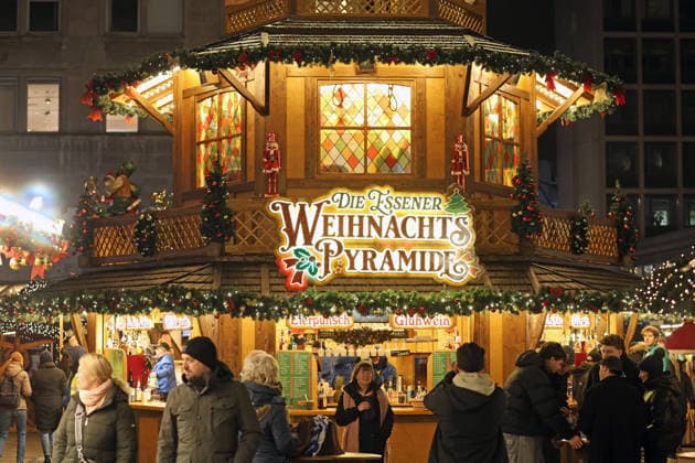 Größte Weihnachtspyramide in Essen Auf dem Essener Willy-Brandt-Platz wird eine der weltgrößten Weihnachtspyramiden mit über 20 Metern von dem Unternehmen Richard Müller und Sohn aufgebaut und wird somit zur Hauptattraktion auf dem Essener Weihnachtsmarkt. Essen Nordrhein-Westfalen Deutschland Willy-Brandt-Platz