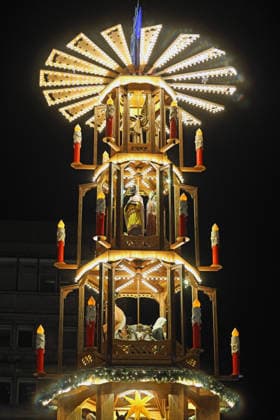 Größte Weihnachtspyramide in Essen Auf dem Essener Willy-Brandt-Platz wird eine der weltgrößten Weihnachtspyramiden mit über 20 Metern von dem Unternehmen Richard Müller und Sohn aufgebaut und wird somit zur Hauptattraktion auf dem Essener Weihnachtsmarkt. Essen Nordrhein-Westfalen Deutschland Willy-Brandt-Platz