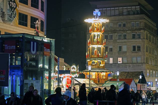 Größte Weihnachtspyramide in Essen Auf dem Essener Willy-Brandt-Platz wird eine der weltgrößten Weihnachtspyramiden mit über 20 Metern von dem Unternehmen Richard Müller und Sohn aufgebaut und wird somit zur Hauptattraktion auf dem Essener Weihnachtsmarkt. Essen Nordrhein-Westfalen Deutschland Willy-Brandt-Platz