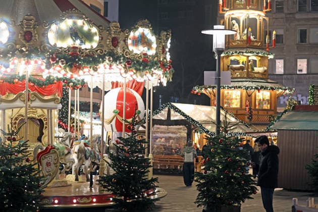 Weihnachtsmarkt im Herzen des Ruhrgebiets Der internationale Weihnachtsmarkt in Essen mit Budenzauber und Lichtern. Essen Nordrhein-Westfalen Deutschland Willy-Brandt-Platz