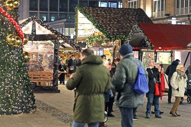 Weihnachtsmarkt im Herzen des Ruhrgebiets Der internationale Weihnachtsmarkt in Essen mit Budenzauber und Lichtern. Essen Nordrhein-Westfalen Deutschland Willy-Brandt-Platz