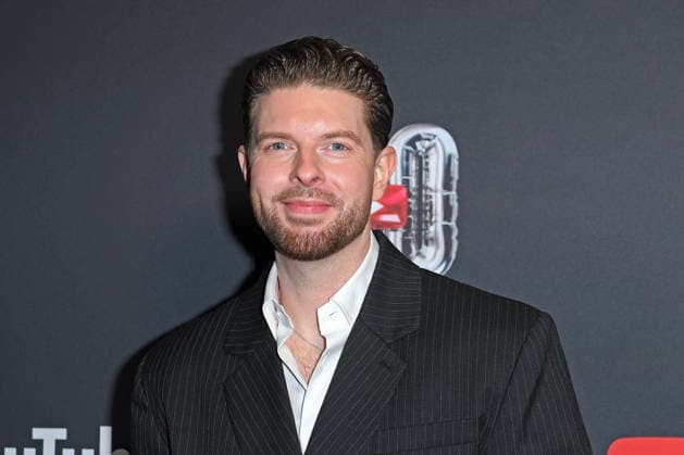 Olson auf dem Roten Teppich zum YOUTUBE MUSIC AWARD DINNER im Grill Royal in Berlin am 25.11.2025