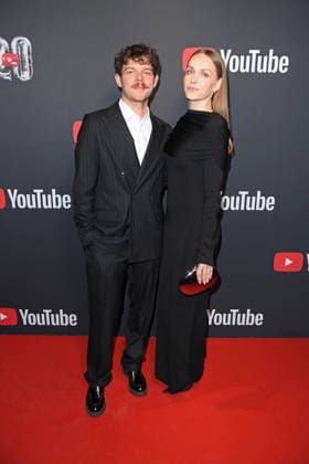Georg Listing (Tokio Hotel) mit Ehefrau Susanne Knispel auf dem Roten Teppich zum YOUTUBE MUSIC AWARD DINNER im Grill Royal in Berlin am 25.11.2025