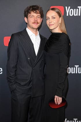 Georg Listing (Tokio Hotel) mit Ehefrau Susanne Knispel auf dem Roten Teppich zum YOUTUBE MUSIC AWARD DINNER im Grill Royal in Berlin am 25.11.2025