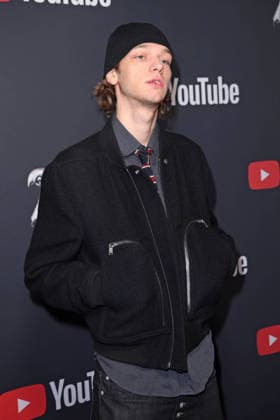Makko auf dem Roten Teppich zum YOUTUBE MUSIC AWARD DINNER im Grill Royal in Berlin am 25.11.2025