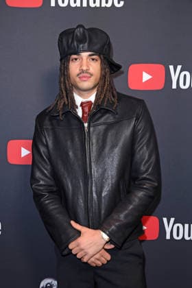 Badchieff (Shivan Darouiche) auf dem Roten Teppich zum YOUTUBE MUSIC AWARD DINNER im Grill Royal in Berlin am 25.11.2025