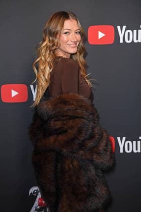 Leony (Leonie Burger) auf dem Roten Teppich zum YOUTUBE MUSIC AWARD DINNER im Grill Royal in Berlin am 25.11.2025