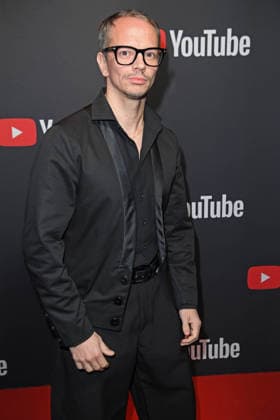 Frans Zimmer (Alle Farben) auf dem Roten Teppich zum YOUTUBE MUSIC AWARD DINNER im Grill Royal in Berlin am 25.11.2025