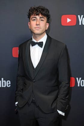 Bennett auf dem Roten Teppich zum YOUTUBE MUSIC AWARD DINNER im Grill Royal in Berlin am 25.11.2025