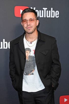 Nico Santos auf dem Roten Teppich zum YOUTUBE MUSIC AWARD DINNER im Grill Royal in Berlin am 25.11.2025