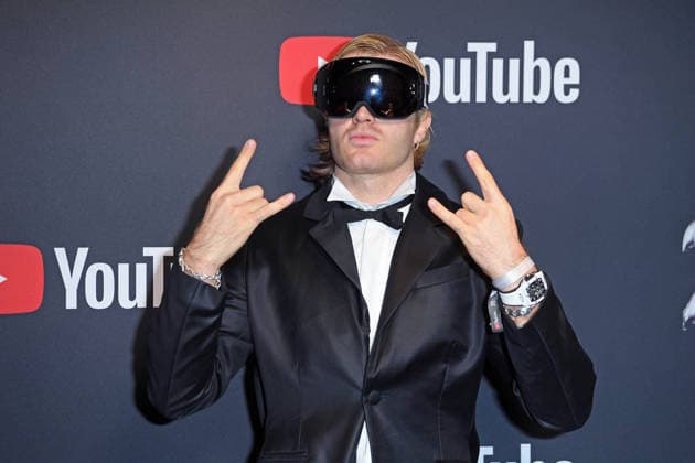 Entertainment Bilder des Tages Ski Aggu (August Jean Diederich) auf dem Roten Teppich zum YOUTUBE MUSIC AWARD DINNER im Grill Royal in Berlin am 25.11.2025 *** Ski Aggu August Jean Diederich on the red carpet at the YOUTUBE MUSIC AWARD DINNER at Grill Royal in Berlin on 25 11 2025