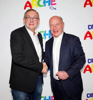 Bernd Siggelkow, Kai Wegner bei der Feier 30 Jahre Die Arche in Berlin.