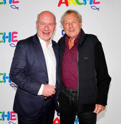 Berlins Regierendem Buergermeister Kai Wegner mit Bernhard Brink bei der Feier 30 Jahre Die Arche in Berlin.