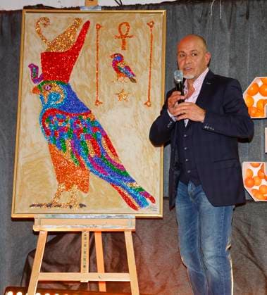 Erdogan Atalay mit seinem Bild bei der Feier 30 Jahre Die Arche in Berlin.