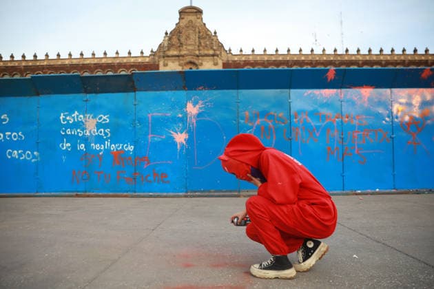 International Day for the Elimination of Violence against Women in Mexico MEXICO CITY, MEXICO - NOVEMBER 25: A masked woman sprays paint on the ground outside the National Palace during a protest to mark International Day for the Elimination of Violence against Women, in Mexico City, Mexico on November 25, 2025. Daniel Cardenas Anadolu Mexico City Mexico. Editorial use only. Please get in touch for any other usage.  Copyright: x2025xAnadoluxDanielxCardenasx
