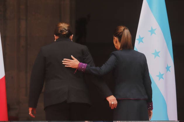 MexicoÃ¢â‚¬â ¢s President, Claudia Sheinbaum Pardo, and President of Honduras, Xiomara Castro during the official welcoming ceremony at the National Palace. on November 25, 2025 in Mexico City, Mexico. Mexico City Mexico - ZUMAe321 20251125_zia_e321_001 Copyright: xCarlosxSantiagox