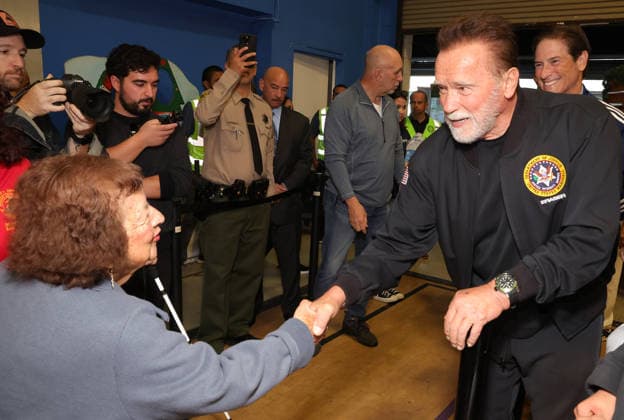 44th Annual Miracle on 1st Street Turkey Giveaway! 25 November 2025 . Los Angeles, California - Governor Arnold Schwarzenegger At 44th Annual Miracle on 1st Street Turkey Giveaway! held at The Hollenbeck Youth Center in Los Angeles., Credit:Sadou Faye Avalon United States, CA, Los Angeles, The Hollenbeck Youth Center  Copyright: xSadouxFayex xAvalonx 1054631909