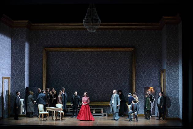 Vida Mikneviciute (als Fürstin Fedora Romazov) und Ensemble während der Fotoprobe für Fedora in der Deutschen Oper in Berlin, 25. November 2025. Melodramma in drei Akten von Umberto Giordano. Musikalische Leitung John Fiore. Inszenierung Christof Loy. Bühne und Kostüme Herbert Murauer. Premiere ist am 27. November 2025. Deutsche Oper Berlin Fedora