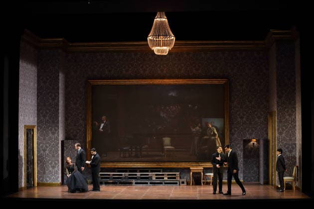 Vida Mikneviciute (links, als Fürstin Fedora Romazov), Jonathan Tetelman (2. v.r., als Graf Loris Ipanov) und Ensemble während der Fotoprobe für Fedora in der Deutschen Oper in Berlin, 25. November 2025. Melodramma in drei Akten von Umberto Giordano. Musikalische Leitung John Fiore. Inszenierung Christof Loy. Bühne und Kostüme Herbert Murauer. Premiere ist am 27. November 2025. Deutsche Oper Berlin Fedora