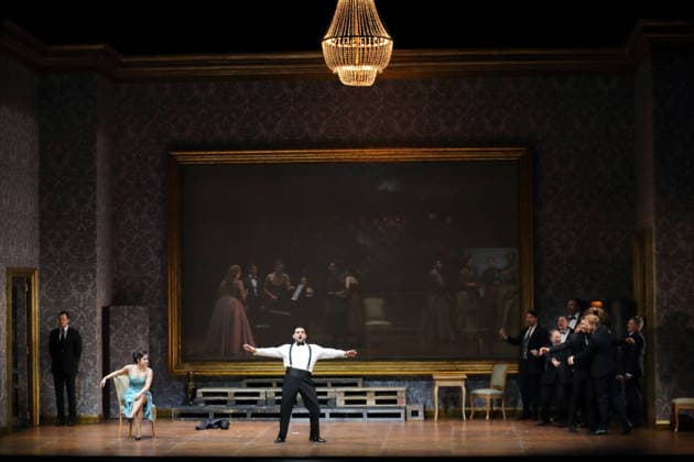 Navasard Hakobyan (als Giovanni de Siriex) und Ensemble während der Fotoprobe für Fedora in der Deutschen Oper in Berlin, 25. November 2025. Melodramma in drei Akten von Umberto Giordano. Musikalische Leitung John Fiore. Inszenierung Christof Loy. Bühne und Kostüme Herbert Murauer. Premiere ist am 27. November 2025. Deutsche Oper Berlin Fedora