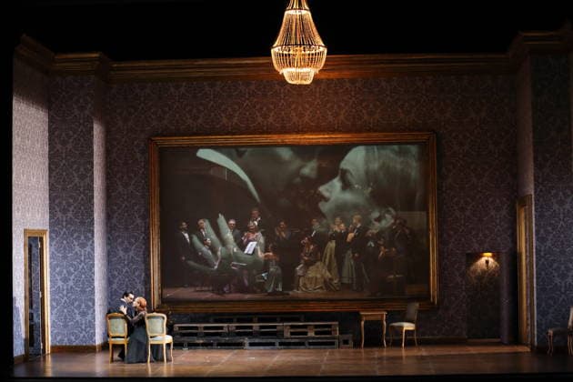 Jonathan Tetelman (als Graf Loris Ipanov) und Vida Mikneviciute (als Fürstin Fedora Romazov) während der Fotoprobe für Fedora in der Deutschen Oper in Berlin, 25. November 2025. Melodramma in drei Akten von Umberto Giordano. Musikalische Leitung John Fiore. Inszenierung Christof Loy. Bühne und Kostüme Herbert Murauer. Premiere ist am 27. November 2025. Deutsche Oper Berlin Fedora