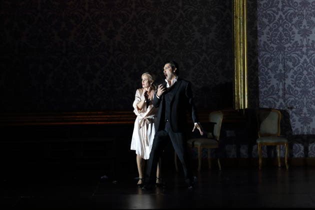 Vida Mikneviciute (als Fürstin Fedora Romazov) und Jonathan Tetelman (als Graf Loris Ipanov) während der Fotoprobe für Fedora in der Deutschen Oper in Berlin, 25. November 2025. Melodramma in drei Akten von Umberto Giordano. Musikalische Leitung John Fiore. Inszenierung Christof Loy. Bühne und Kostüme Herbert Murauer. Premiere ist am 27. November 2025. Deutsche Oper Berlin Fedora