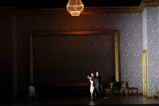 Vida Mikneviciute (als Fürstin Fedora Romazov) und Jonathan Tetelman (als Graf Loris Ipanov) während der Fotoprobe für Fedora in der Deutschen Oper in Berlin, 25. November 2025. Melodramma in drei Akten von Umberto Giordano. Musikalische Leitung John Fiore. Inszenierung Christof Loy. Bühne und Kostüme Herbert Murauer. Premiere ist am 27. November 2025. Deutsche Oper Berlin Fedora