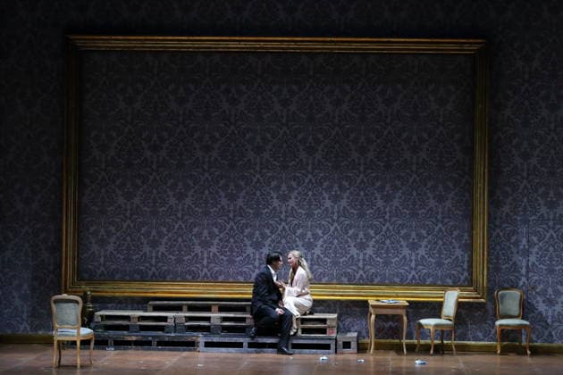 Jonathan Tetelman (als Graf Loris Ipanov) und Vida Mikneviciute (als Fürstin Fedora Romazov) während der Fotoprobe für Fedora in der Deutschen Oper in Berlin, 25. November 2025. Melodramma in drei Akten von Umberto Giordano. Musikalische Leitung John Fiore. Inszenierung Christof Loy. Bühne und Kostüme Herbert Murauer. Premiere ist am 27. November 2025. Deutsche Oper Berlin Fedora