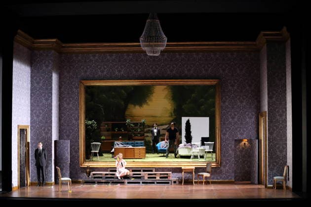 Vida Mikneviciute (als Fürstin Fedora Romazov), Arianna Manganello (als Dimitri) und Jonathan Tetelman (als Graf Loris Ipanov), v.l., während der Fotoprobe für Fedora in der Deutschen Oper in Berlin, 25. November 2025. Melodramma in drei Akten von Umberto Giordano. Musikalische Leitung John Fiore. Inszenierung Christof Loy. Bühne und Kostüme Herbert Murauer. Premiere ist am 27. November 2025. Deutsche Oper Berlin Fedora