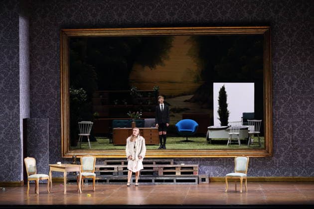 Vida Mikneviciute (als Fürstin Fedora Romazov) und ein Solist des Kinderchors (als Ein kleiner Savoyarde) während der Fotoprobe für Fedora in der Deutschen Oper in Berlin, 25. November 2025. Melodramma in drei Akten von Umberto Giordano. Musikalische Leitung John Fiore. Inszenierung Christof Loy. Bühne und Kostüme Herbert Murauer. Premiere ist am 27. November 2025. Deutsche Oper Berlin Fedora