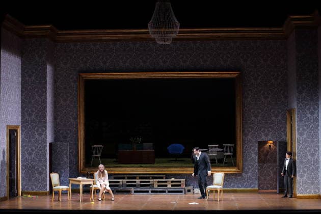 Vida Mikneviciute (als Fürstin Fedora Romazov), Jonathan Tetelman (als Graf Loris Ipanov) und Arianna Manganello (als Dimitri), v.l., während der Fotoprobe für Fedora in der Deutschen Oper in Berlin, 25. November 2025. Melodramma in drei Akten von Umberto Giordano. Musikalische Leitung John Fiore. Inszenierung Christof Loy. Bühne und Kostüme Herbert Murauer. Premiere ist am 27. November 2025. Deutsche Oper Berlin Fedora