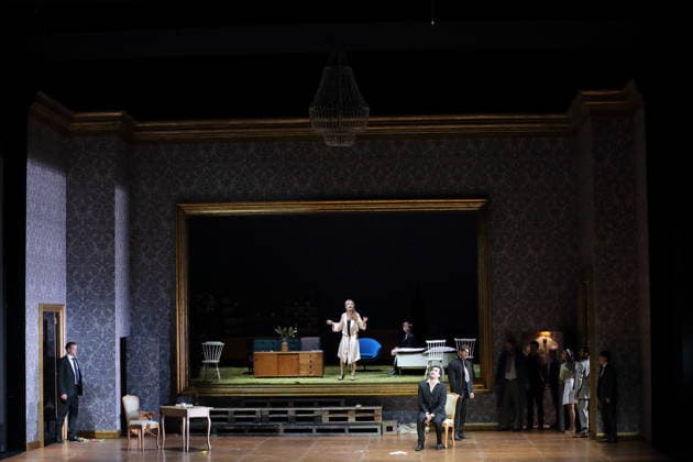 Vida Mikneviciute (als Fürstin Fedora Romazov), Jonathan Tetelman (vorn sitzend, als Graf Loris Ipanov) und Ensemble während der Fotoprobe für Fedora in der Deutschen Oper in Berlin, 25. November 2025. Melodramma in drei Akten von Umberto Giordano. Musikalische Leitung John Fiore. Inszenierung Christof Loy. Bühne und Kostüme Herbert Murauer. Premiere ist am 27. November 2025. Deutsche Oper Berlin Fedora