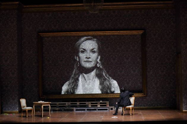 Vida Mikneviciute (als Fürstin Fedora Romazov) und Jonathan Tetelman (als Graf Loris Ipanov) während der Fotoprobe für Fedora in der Deutschen Oper in Berlin, 25. November 2025. Melodramma in drei Akten von Umberto Giordano. Musikalische Leitung John Fiore. Inszenierung Christof Loy. Bühne und Kostüme Herbert Murauer. Premiere ist am 27. November 2025. Deutsche Oper Berlin Fedora