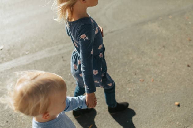 IMAGO Creative, Ostern, Bräuche, Osterspaziergang #2 Siblings walking outdoors hand in hand creating connection Boise, Idaho, United States CR_AUAU251125-1896771-01 ,model released, Symbolfoto