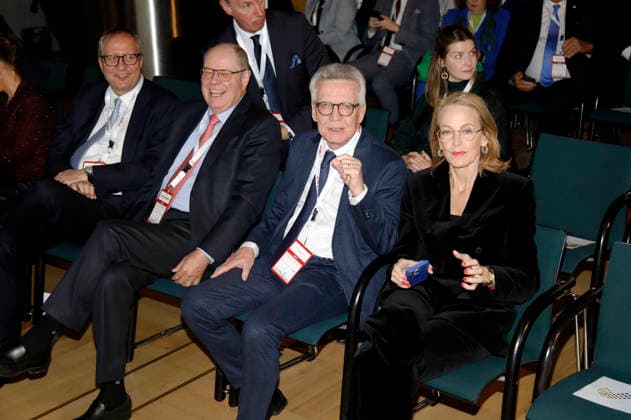 Andreas Voßkuhle, Peer Steinbrück, Thomas de Maiziere und Julia Jäkel bei der Verleihung des Sonderpreises vom Deutschen Mittelstandspreis der MIT an Königin Silvia von Schweden im Allianz Forum am Brandenburger Tor. Berlin, 25.11.2025