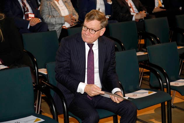 Johann Wadephul bei der Verleihung des Sonderpreises vom Deutschen Mittelstandspreis der MIT an Königin Silvia von Schweden im Allianz Forum am Brandenburger Tor. Berlin, 25.11.2025