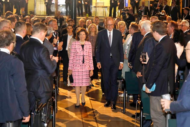 Königin Silvia von Schweden und Friedrich Merz bei der Verleihung des Sonderpreises vom Deutschen Mittelstandspreis der MIT an Königin Silvia von Schweden im Allianz Forum am Brandenburger Tor. Berlin, 25.11.2025