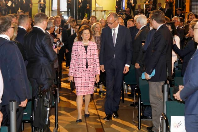 Königin Silvia von Schweden und Friedrich Merz bei der Verleihung des Sonderpreises vom Deutschen Mittelstandspreis der MIT an Königin Silvia von Schweden im Allianz Forum am Brandenburger Tor. Berlin, 25.11.2025