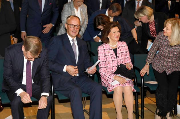 Johann Wadephul, Friedrich Merz, Königin Silvia von Schweden und Veronika Wand-Danielsson bei der Verleihung des Sonderpreises vom Deutschen Mittelstandspreis der MIT an Königin Silvia von Schweden im Allianz Forum am Brandenburger Tor. Berlin, 25.11.2025