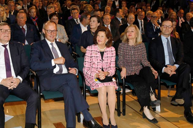 Johann Wadephul, Friedrich Merz, Königin Silvia von Schweden, Veronika Wand-Danielsson und Jens Spahn bei der Verleihung des Sonderpreises vom Deutschen Mittelstandspreis der MIT an Königin Silvia von Schweden im Allianz Forum am Brandenburger Tor. Berlin, 25.11.2025