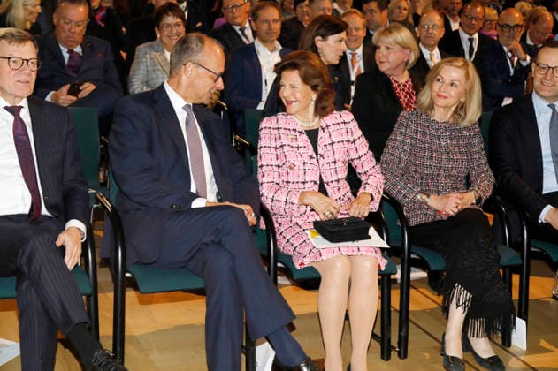 Johann Wadephul, Friedrich Merz, Königin Silvia von Schweden, Veronika Wand-Danielsson und Jens Spahn bei der Verleihung des Sonderpreises vom Deutschen Mittelstandspreis der MIT an Königin Silvia von Schweden im Allianz Forum am Brandenburger Tor. Berlin, 25.11.2025